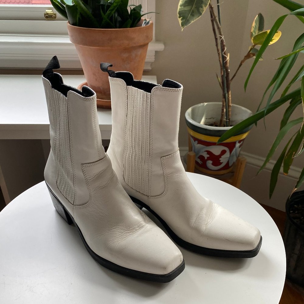 Vagabond Shoemakers Simone Tall white Chelsea Bootie Women size 11 / 41 EU